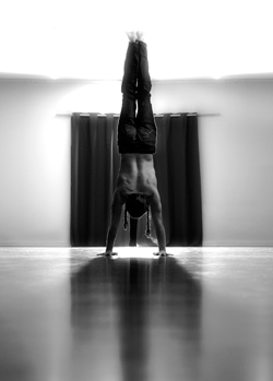 chris-chavez-bw-handstand