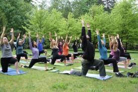 hike-n-yoga-lunges